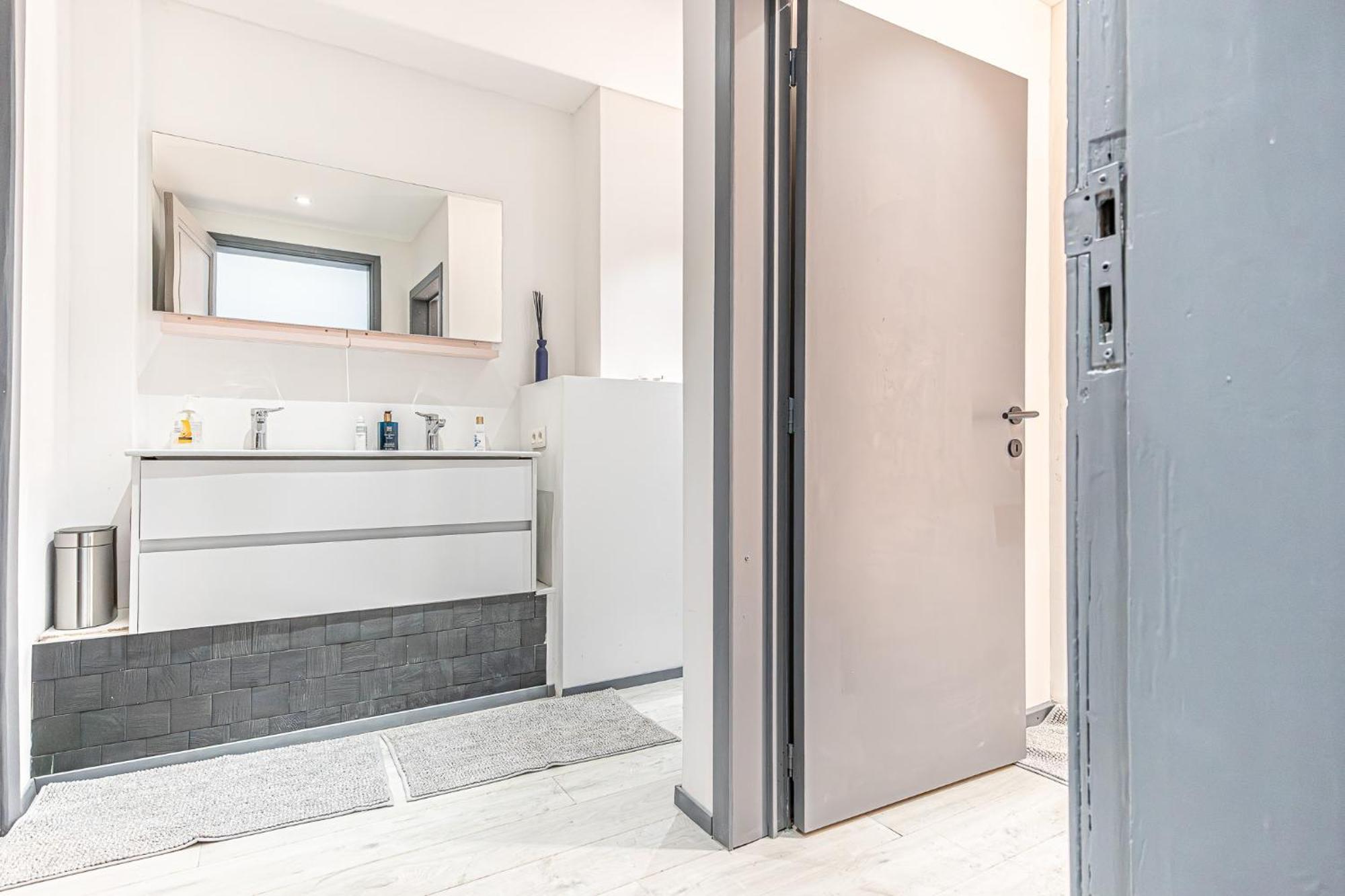 Lovely With View At Vibrant Ghent, Breezy Balcony Apartment *