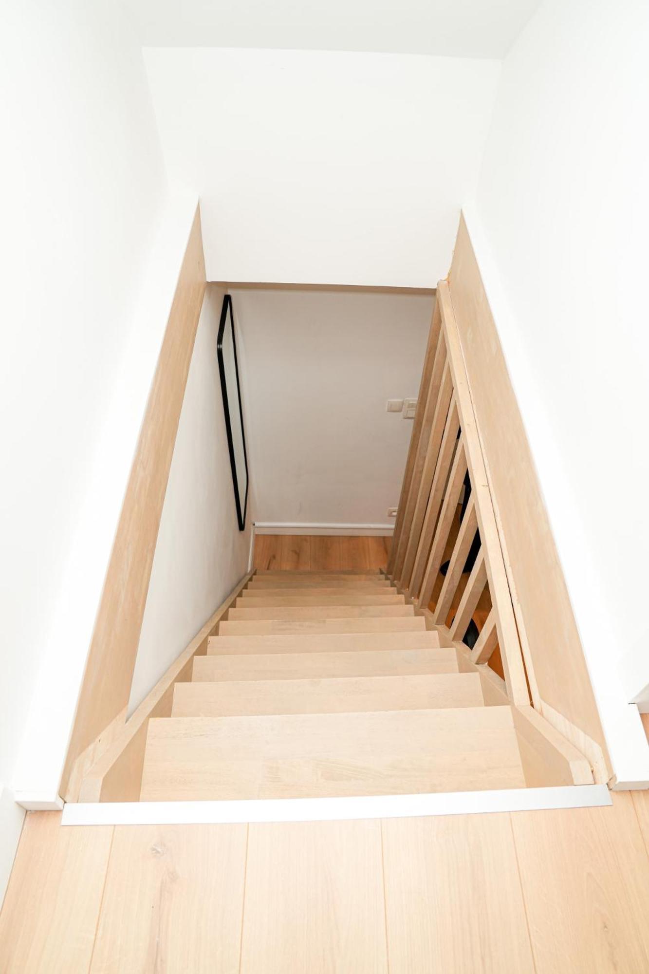 Chic & Modern 1br & 1lr Apt, 12 Min Walk To Rabot