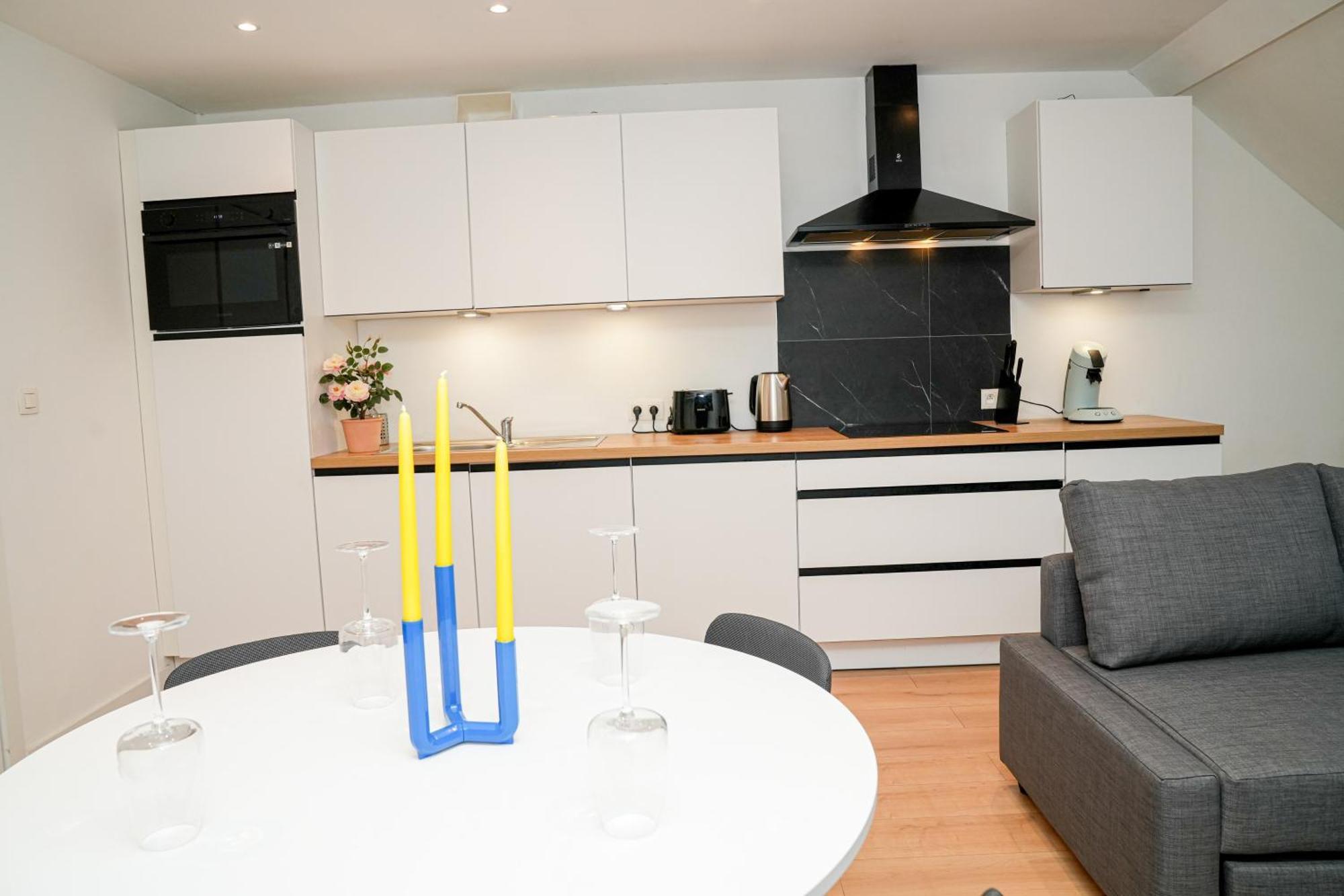 Chic & Modern 1br & 1lr Apt, 12 Min Walk To Rabot *