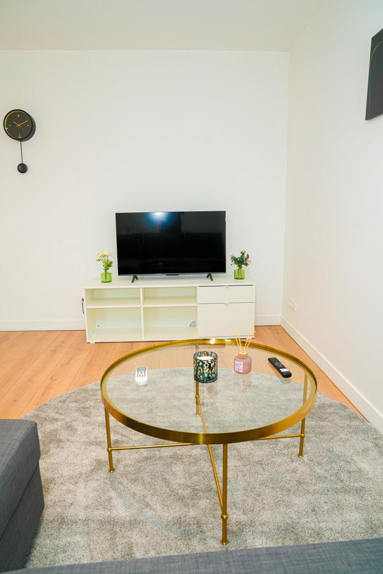 Modern 1br & 1lr Apartment, 10 Min Walk To Center *