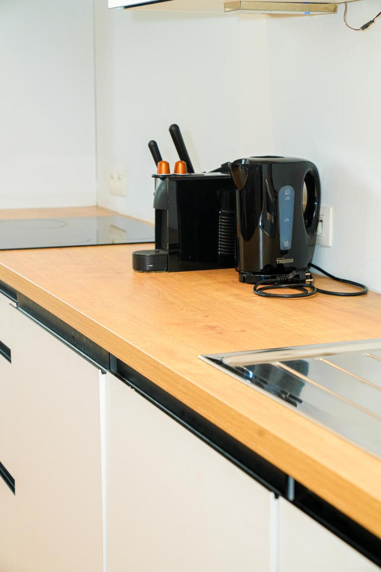 Modern 1br & 1lr Apartment, 10 Min Walk To Center Apartamento *