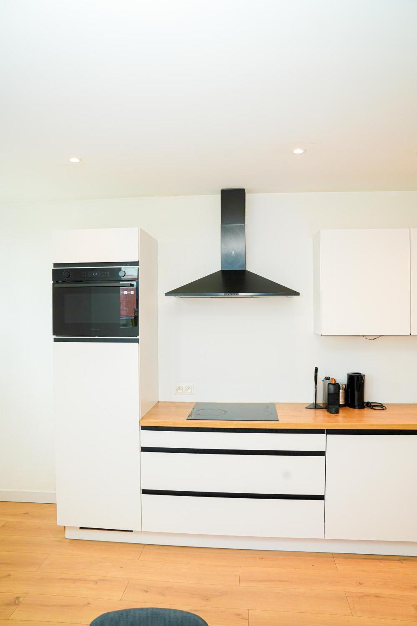Apartamento Modern 1br & 1lr Apartment, 10 Min Walk To Center