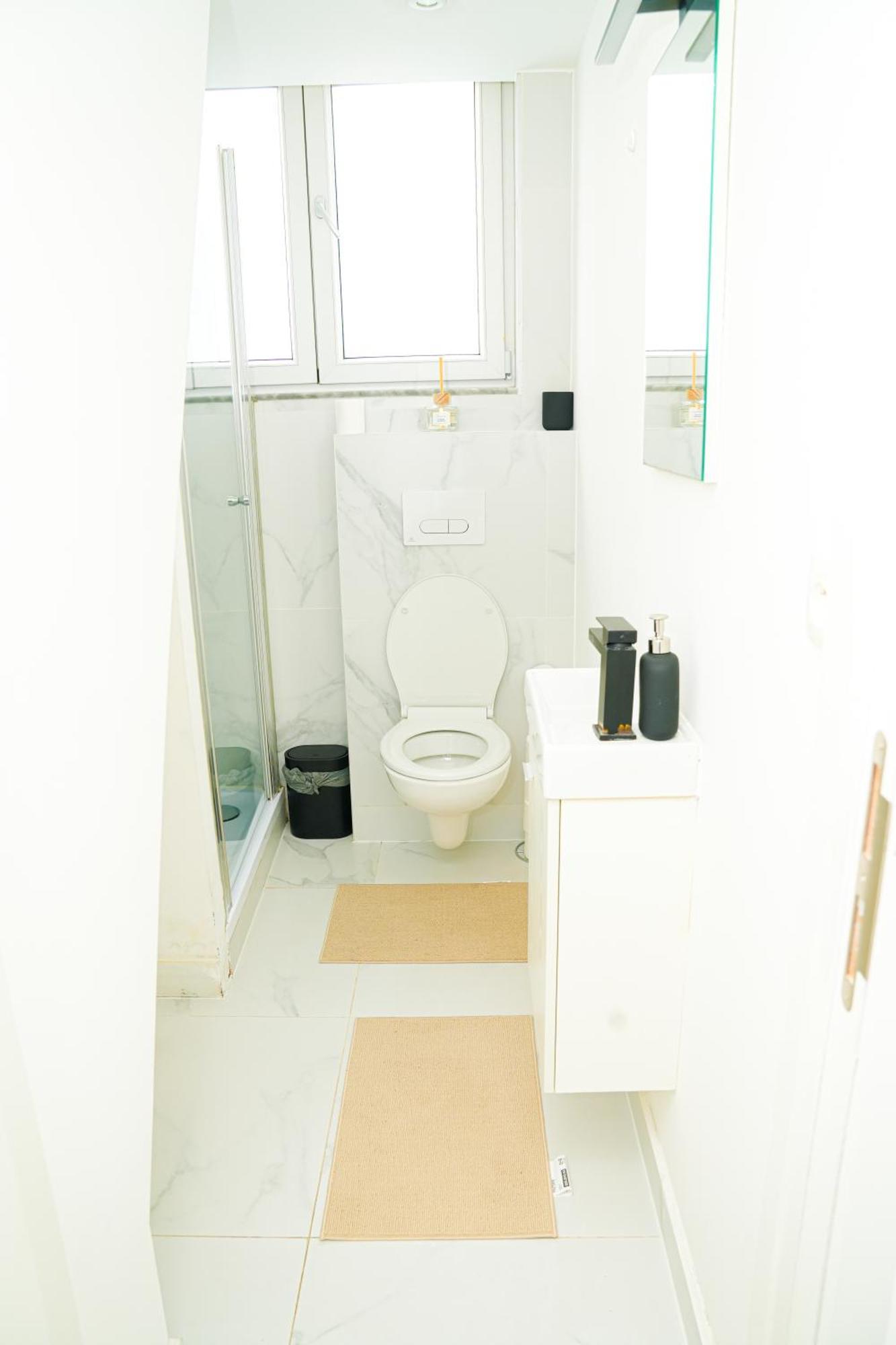 Modern 1br & 1lr Apartment, 10 Min Walk To Center