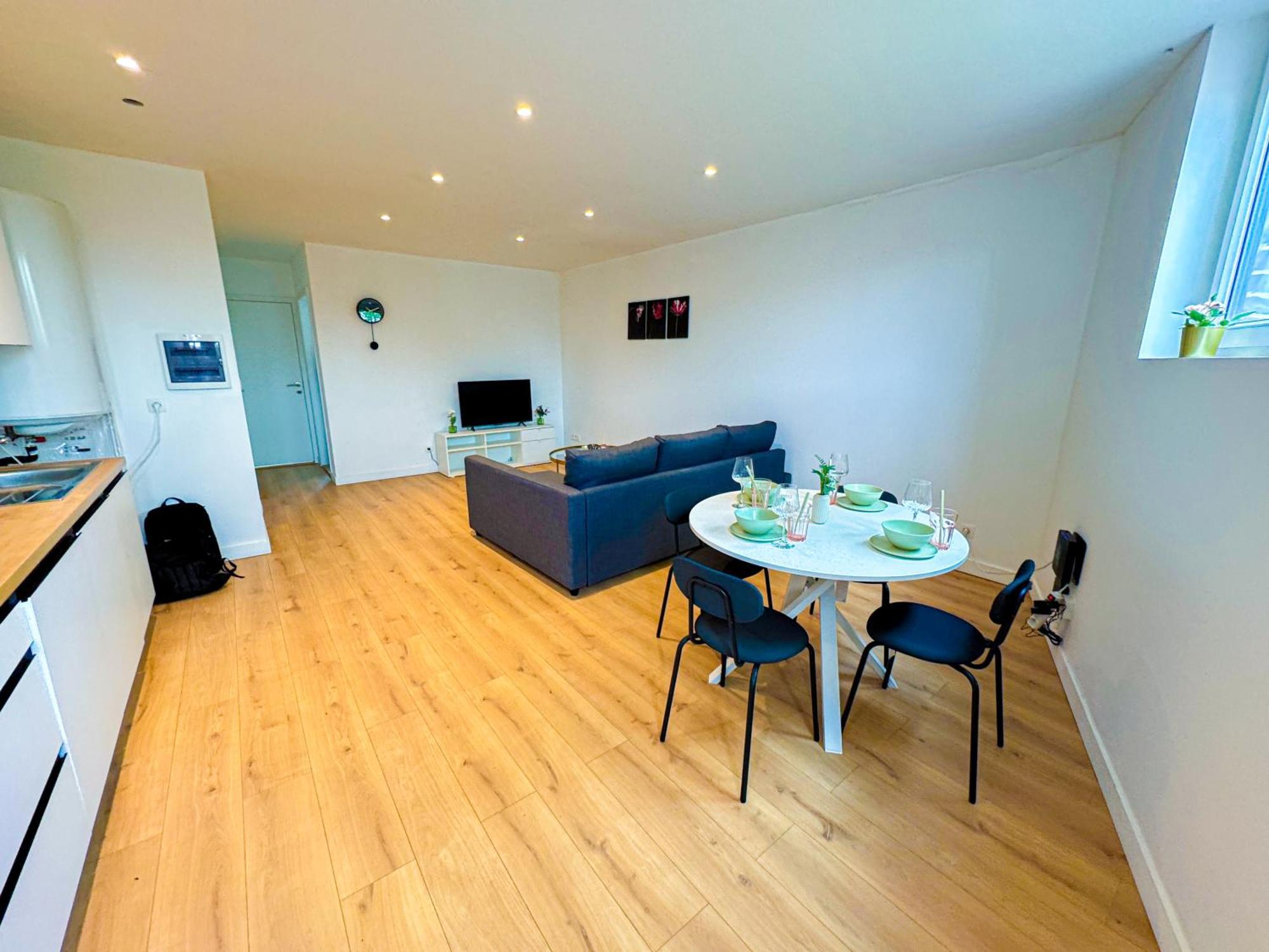 Modern 1br & 1lr Apartment, 10 Min Walk To Center Apartamento *