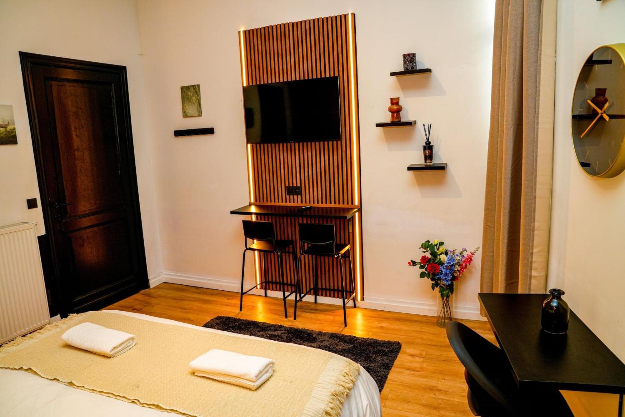 Lovely With View At Vibrant Ghent, Breezy Balcony Apartment