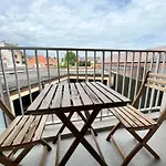 Spacious 2 Bedroom App In The Center With Balcony