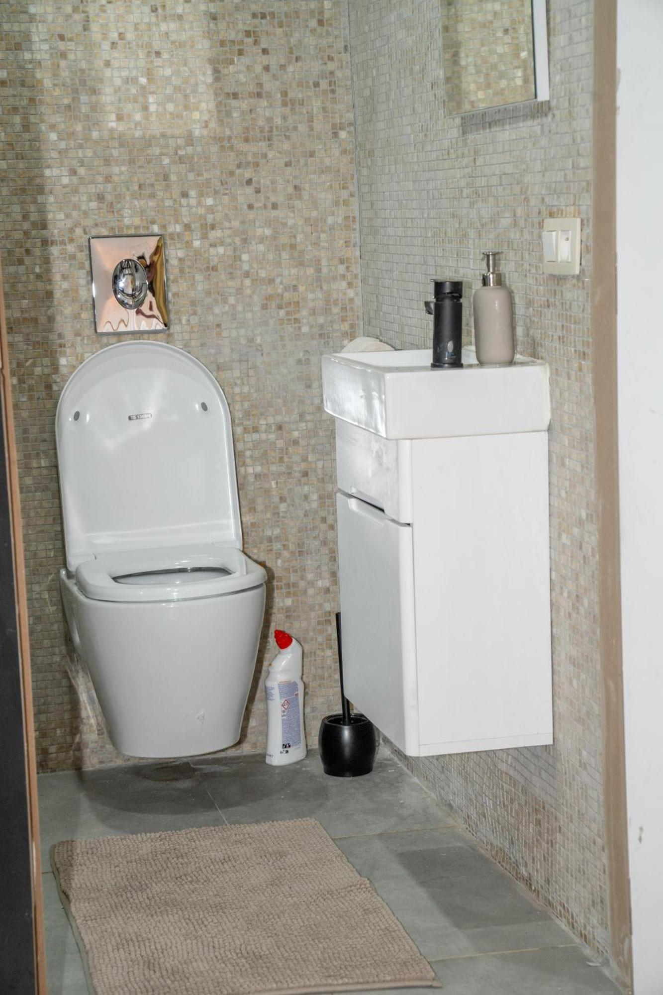 Stylish Canal-side 2br-1lr Apt, At Center Of Gante