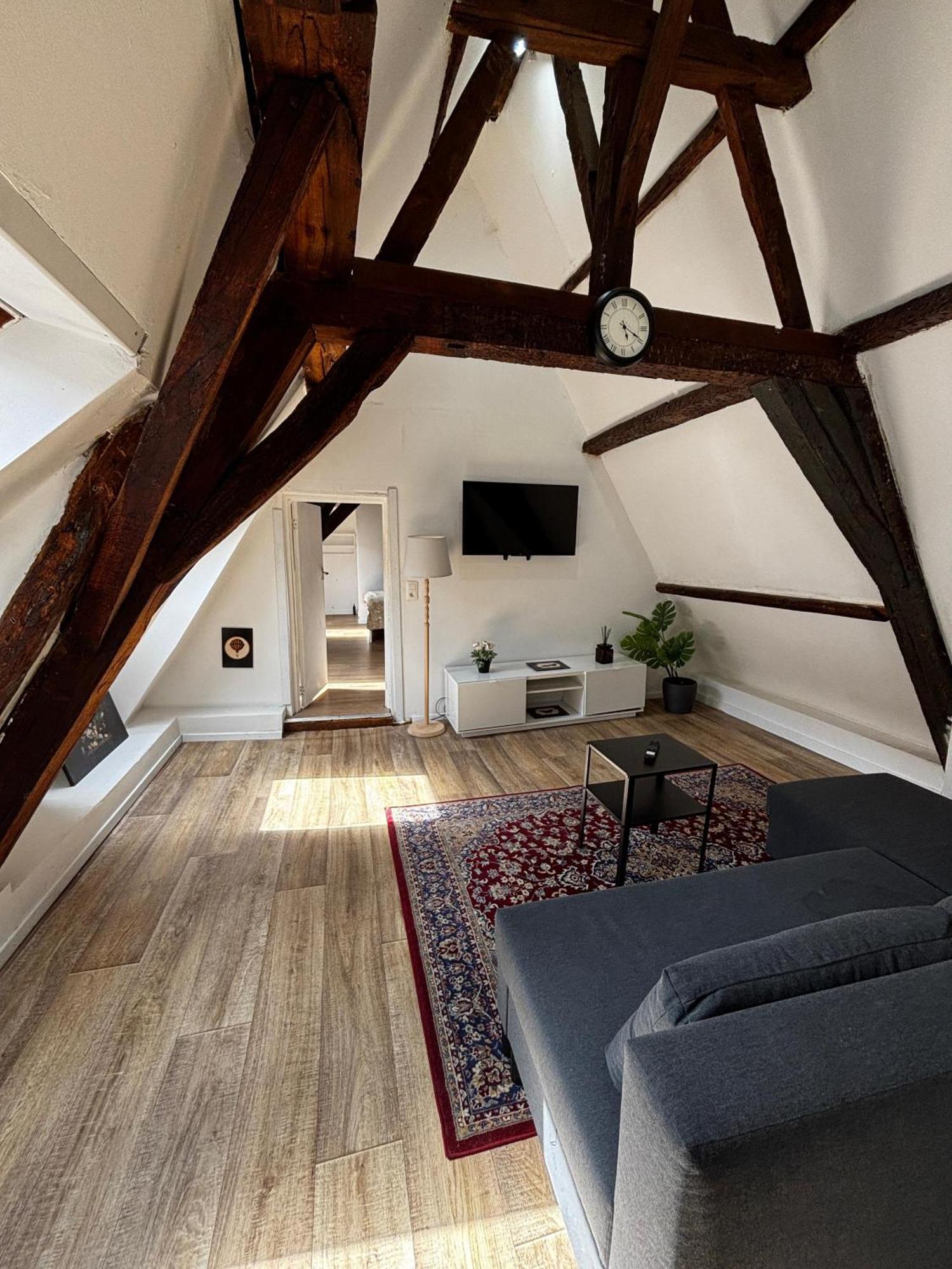 Stylish Canal-side 2br-1lr Apt, At Center Of Apartamento