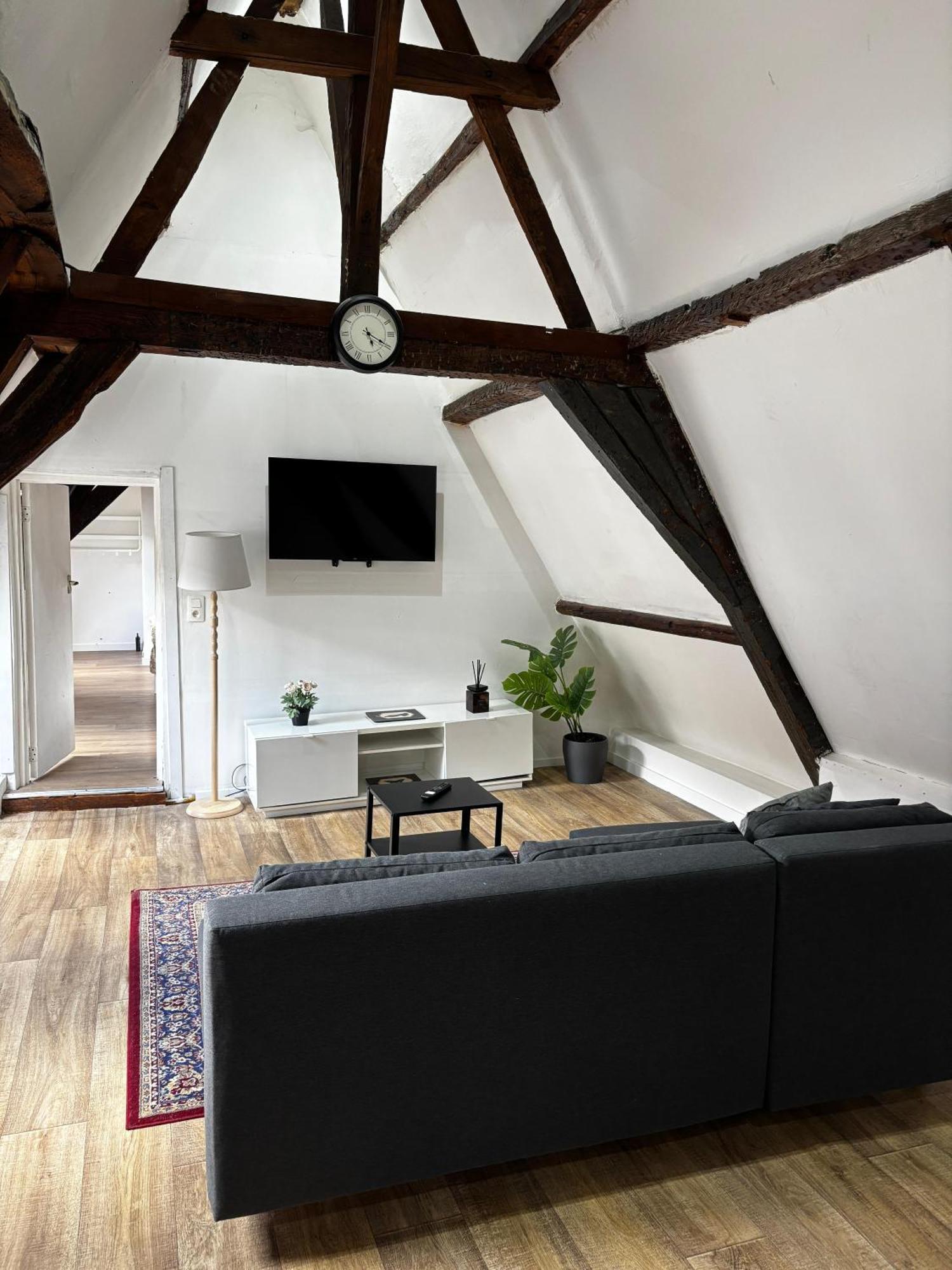 Stylish Canal-side 2br-1lr Apt, At Center Of Apartamento Gante